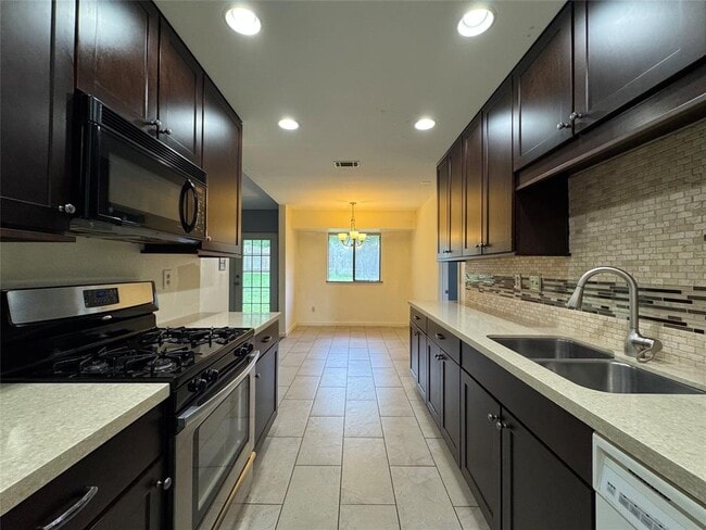 Building Photo - 2112 Surrender Ave