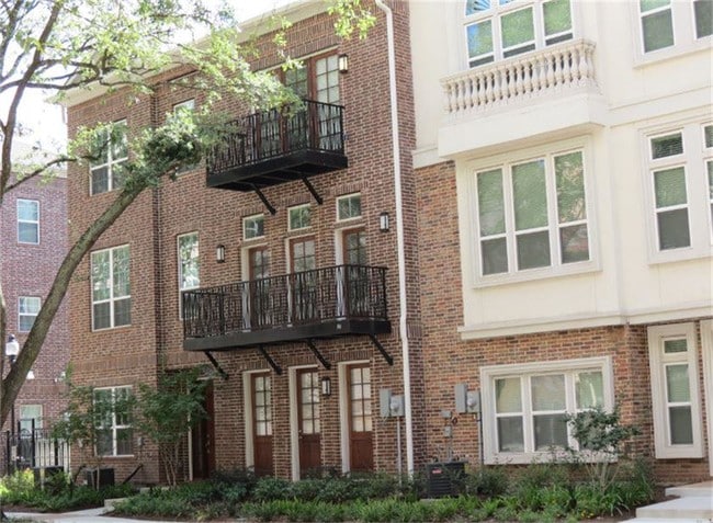Building Photo - 3252 Las Palmas St