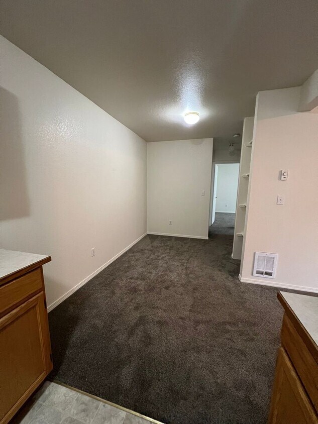 Building Photo - Two Bedroom, One Bathroom Apartment