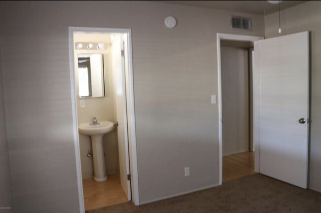 Foto del edificio - 5761 E 13th St
