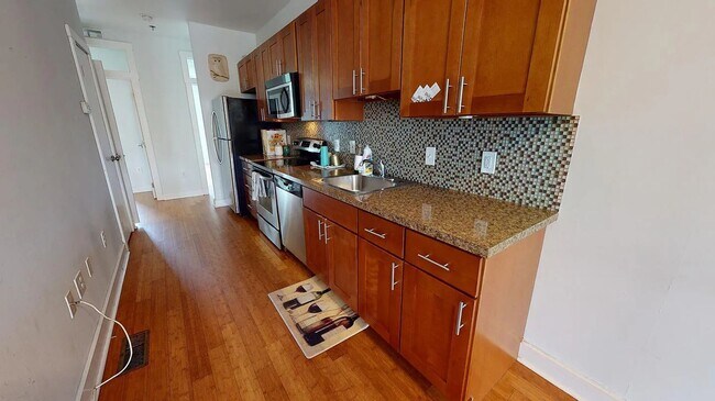 Building Photo - Large, sunny 3 bed available right near ca...