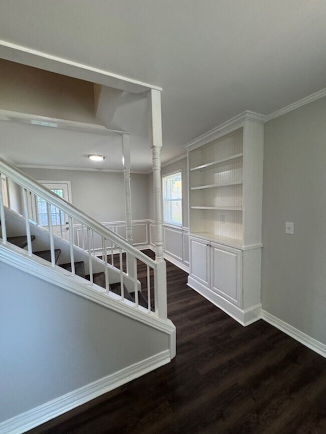 Foto del edificio - Downtown living at its best!  Remodeled - 2-Story End-Unit is convenient to all that Downtown Gre...