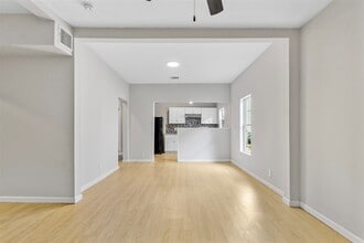 Building Photo - 405 Medina St