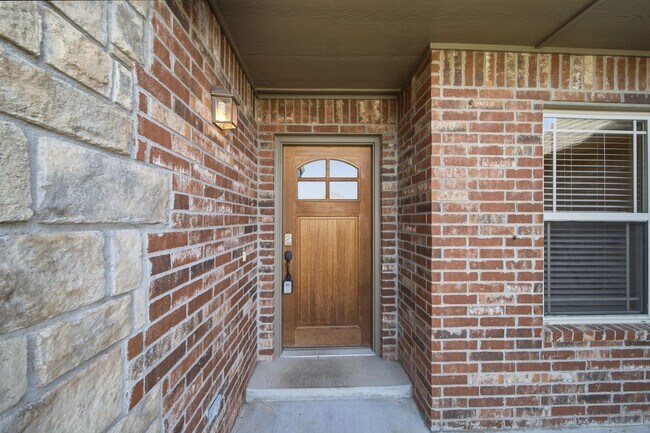 Foto del edificio - This well-designed home offers 3 bedrooms plus a flex room with a closet that can easily serve as...