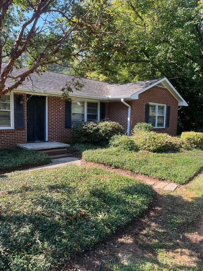 Building Photo - 3 Bedroom Gem on Hardin Dr. off South UGA Campus!