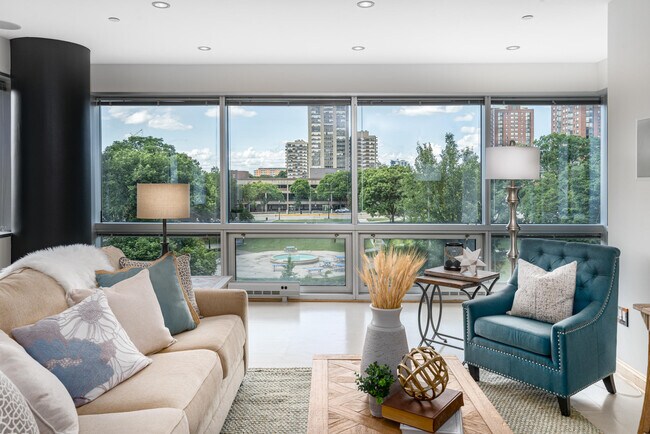 Foto del edificio - 545 E Wells St