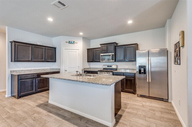 Foto del edificio - 5 Bedrooms, Corner Lot, Total Showstopper!
