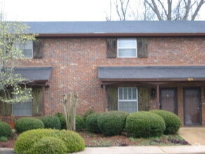 Building Photo - 102 Country Club Dr