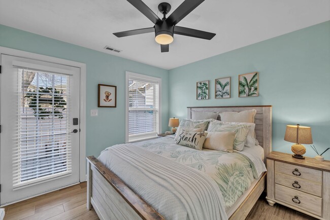 Building Photo - Beach house - 3 bed, 2.5 baths.