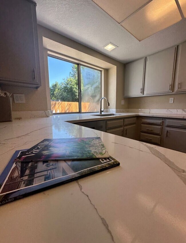 Building Photo - A Stunning desirable 3 Bedroom and 2.5 Bat...
