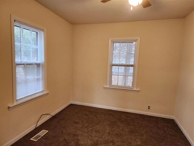 Building Photo - 2 Bedroom Home with Large Kitchen.  Pet Fr...
