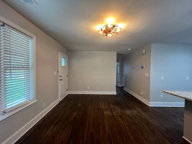 Foto del edificio - Renovated Brick Ranch in NW Charlotte