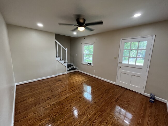 Building Photo - 4023 Valley View Dr