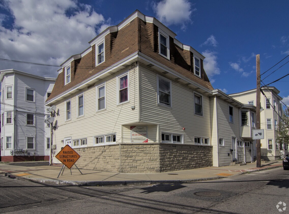 Building Photo - 136 Summit St