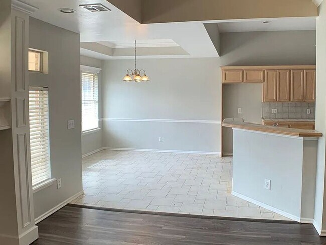 Foto del edificio - Spacious 4-Bedroom Home | Fenced Yard & 2-Car Garage