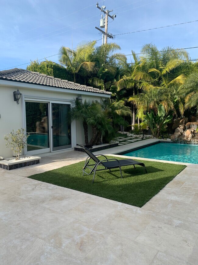 POOL FRONT ONE ROOM STUDIO - 1135 Franklin St