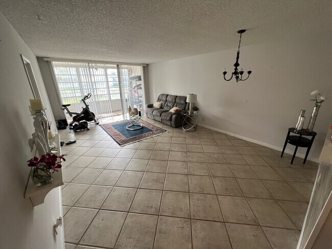 Foto del edificio - 8360 Sands Point Blvd