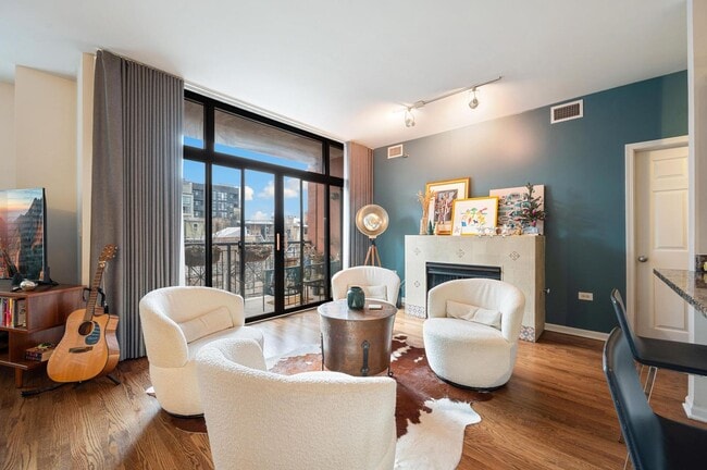 Foto del edificio - STUNNING 2BED/2BATH LARGE CORNER UNIT, GARAGE PARKING, HEAT, CABLE/INTERNET INCLUDED