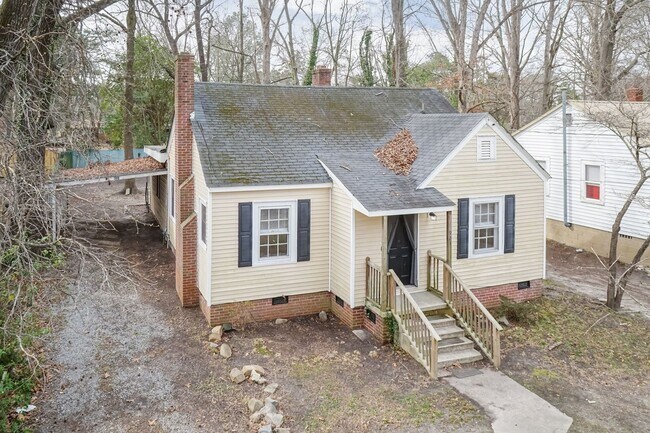 Building Photo - 3 Bed/2 Bath with a great back yard!