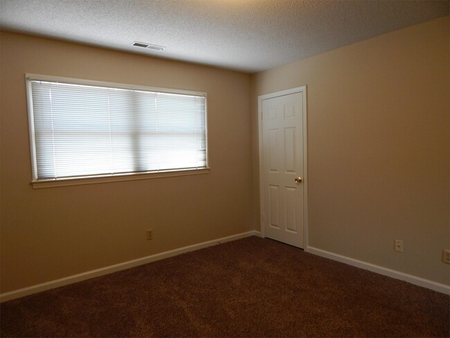 Building Photo - 1503 Forest Knolls Cir SE