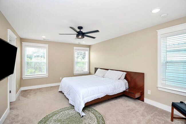 Building Photo - READY NOW! Luxury 3-bedroom plus loft TOWN...