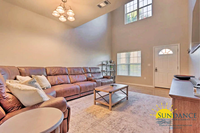 Building Photo - Beautiful 3 Bedroom Townhouse near Hurlbur...