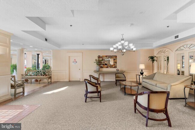 Foto del edificio - 15100 Interlachen Dr