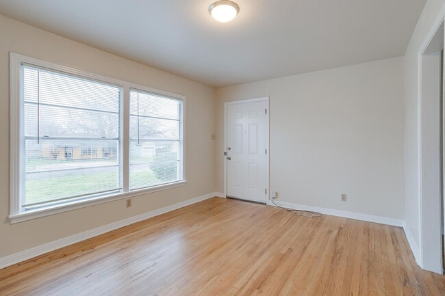 Building Photo - 2 bed 1 Bath located near Southwestern Bap...