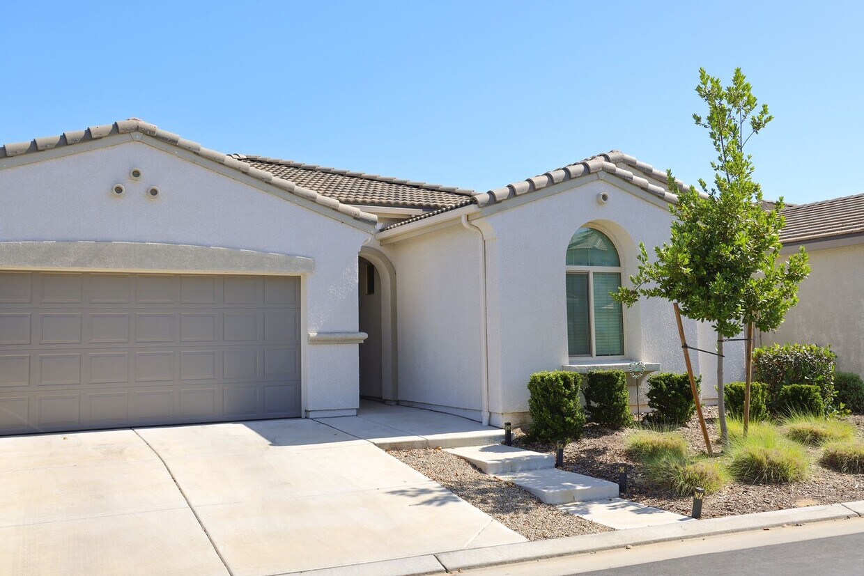 Primary Photo - Spacious 4-Bedroom Home in Desirable Clovi...