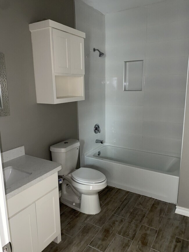 Building Photo - Primrose Real Estate