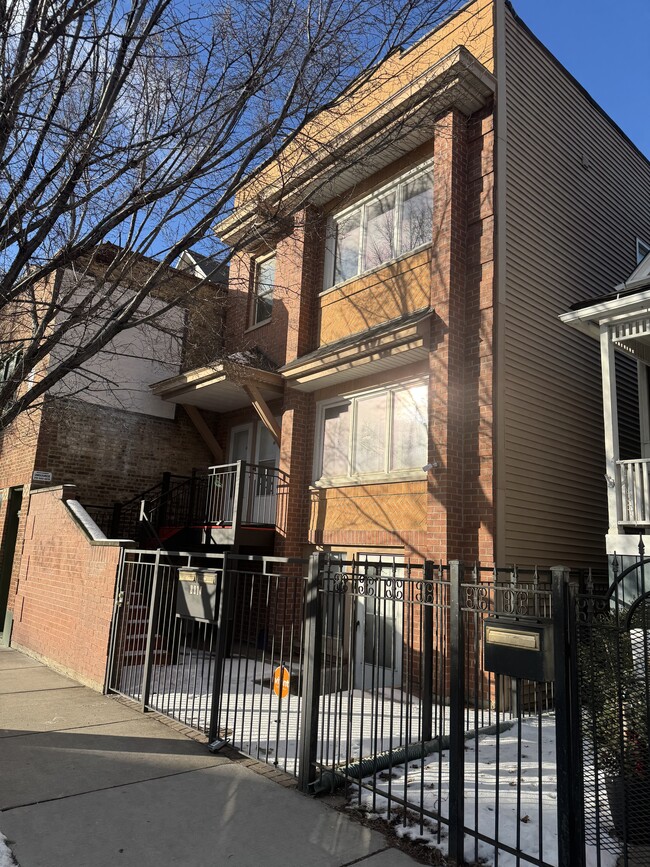 Foto del edificio - 2214 Irving Park Rd