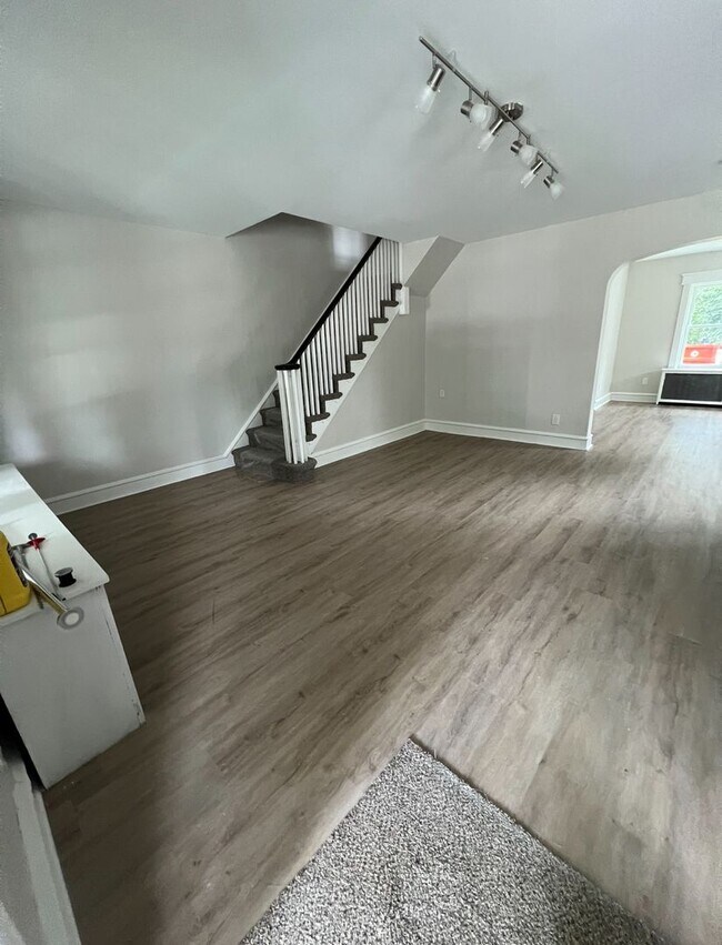 Foto del edificio - Renovated 3 Bedroom End Unit Available Now!