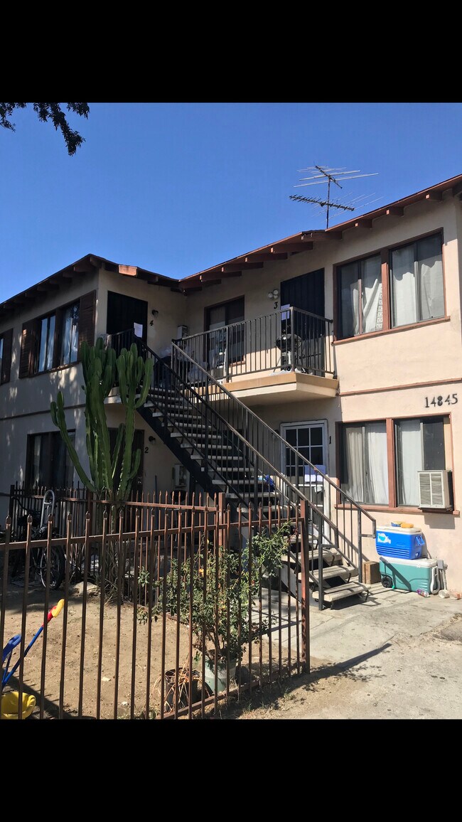 renovated 2 bedroom apartment. Gat - 14845 Blythe St