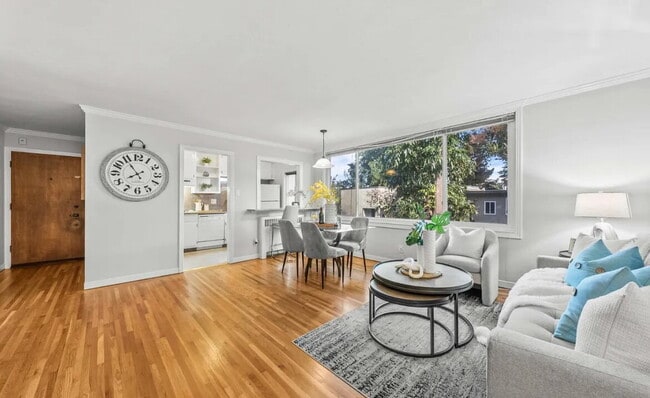 Foto del edificio - Spacious 1 bedroom 1 bathroom top floor unit in a highly desirable west side location!