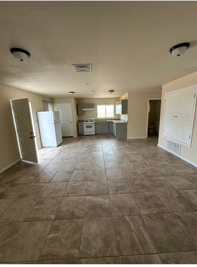 Cocina y sala de estar - 301 Alamosa