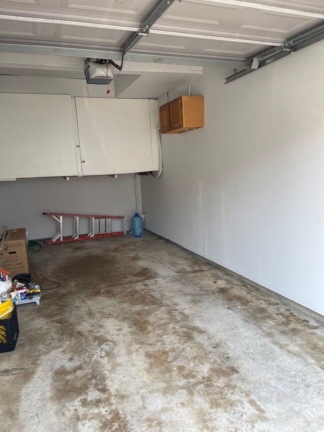 Building Photo - 423 James Ct