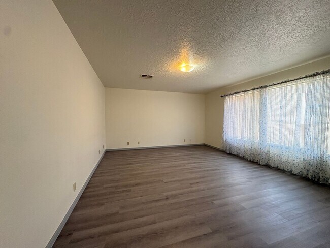 Building Photo - Enoch House Available For Rent