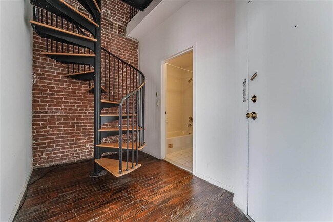 Building Photo - 308 Madison St