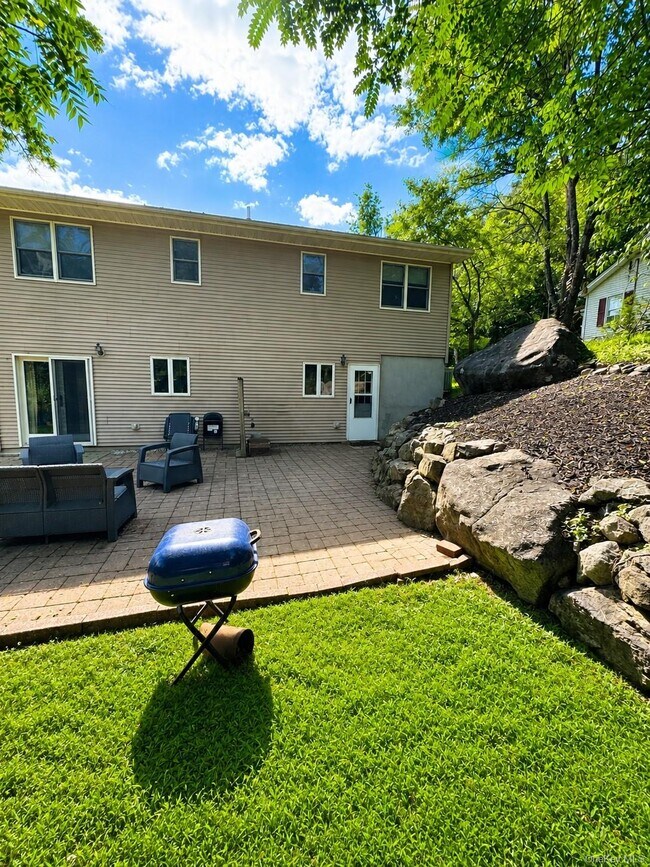 Foto del edificio - 17 Brooks Ln