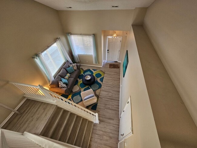 Building Photo - Charming House - Backs To Open Space - Ava...