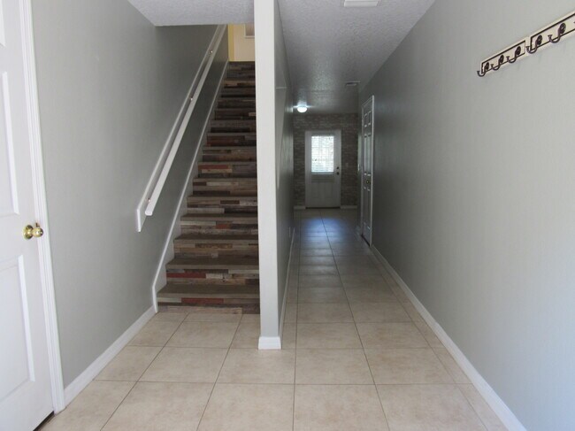 Entrada - 828 S Duss St