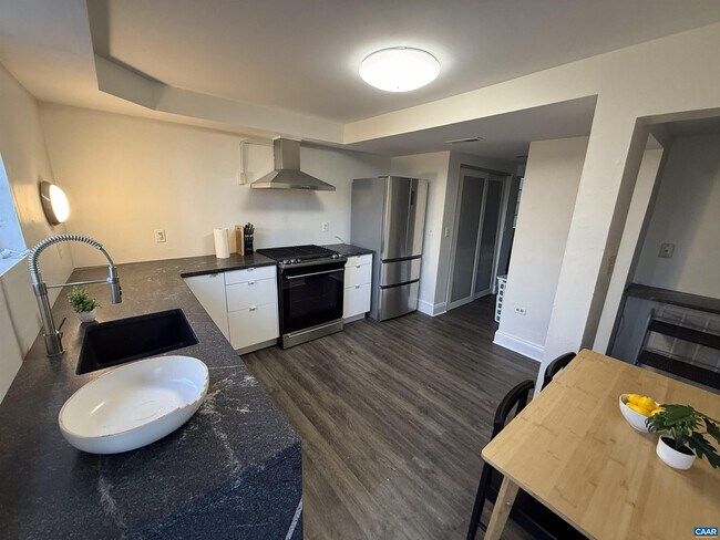 Foto del edificio - 2709 Eton Rd