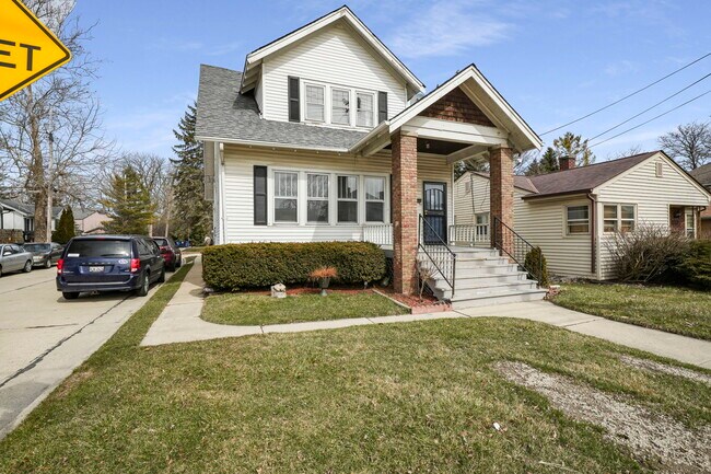 Building Photo - 2322 Spring St