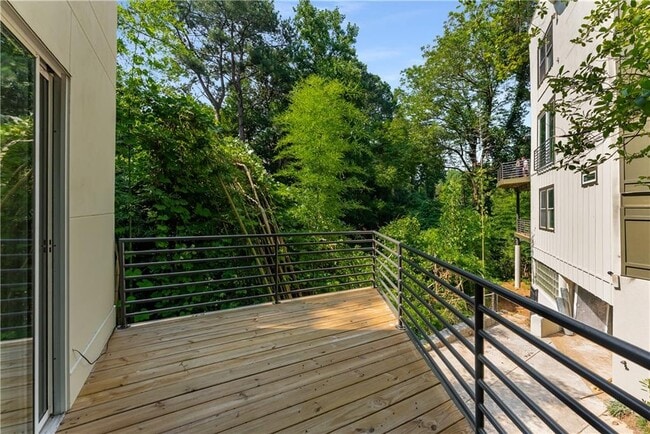 Building Photo - 335 Eureka Dr NE