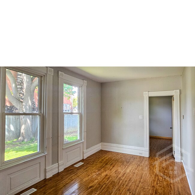 Photo du bâtiment - 3-Bedroom with a Fenced Yard!
