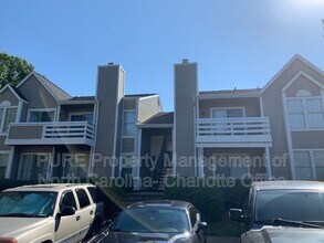 Building Photo - 9619 Vinca Cir