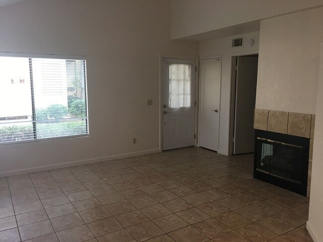 Foto del edificio - Updated End Unit 3 Bedroom Townhome