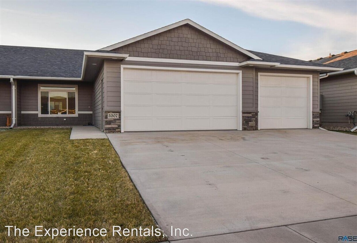 3 br, 2.5 bath House 5307 S Mumford House Rental in Sioux Falls, SD