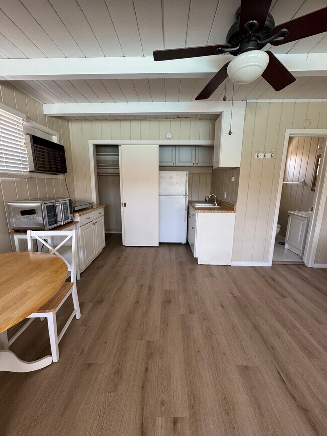 Kitchenette - 506 E Sunny Hills Rd