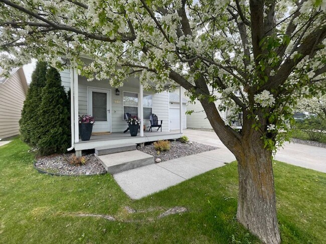 Building Photo - Recently Updated 3 BR/ 1.5 BA in Central M...